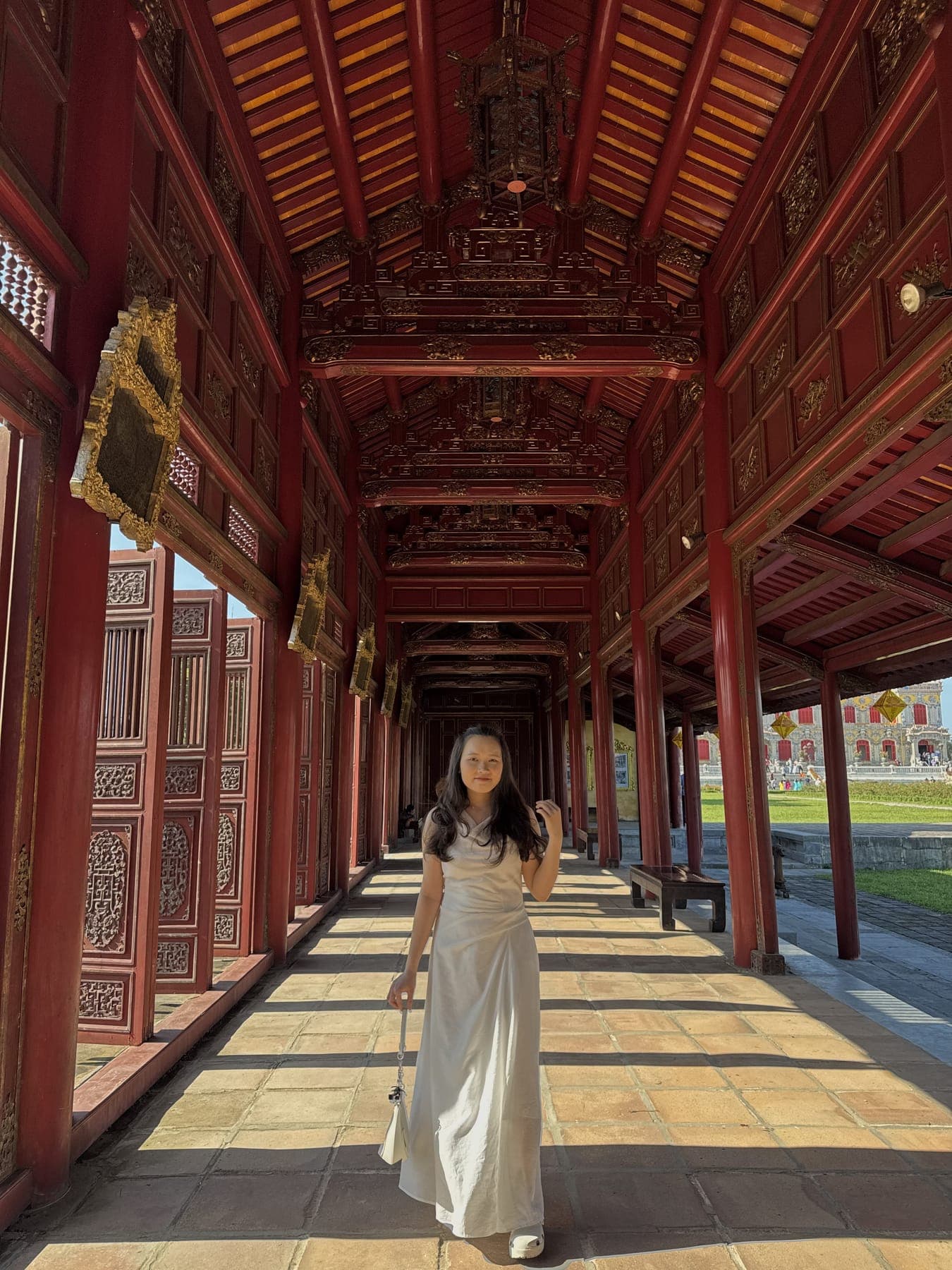 Tú Phương tại hành lang Đại Nội Huế